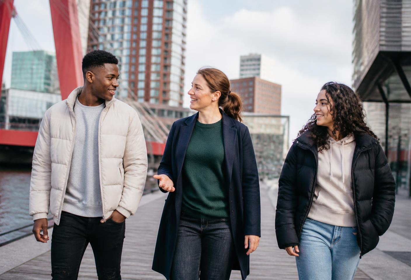 Jongeren lopen door Rotterdam met hun begeleider